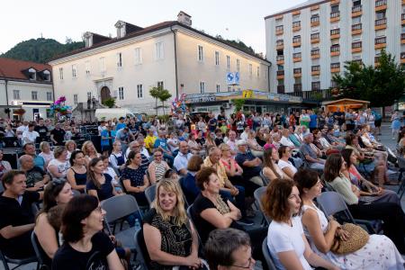 Maja Keuc s skupino (8)